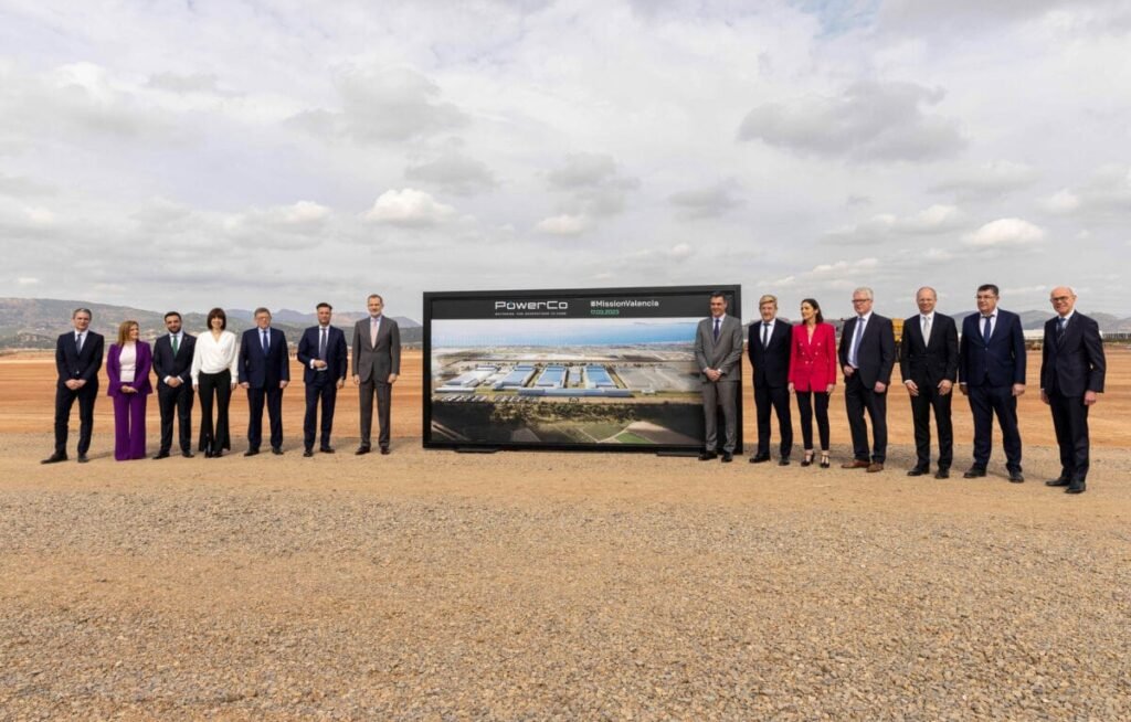 Gigafactory Valencia: PowerCo De izquierda a derecha: Javier Rivera, Director Financiero de PowerCo España, D. ª Pilar Bernabé, Delegado del Gobierno en la Comunidad Valenciana, Darío Moreno, Alcalde de Sagunto, Diana Morant, Ministra de Ciencia e Innovación, Ximo Puig, Presidente de la Comunidad Valenciana, Thomas Schmall, Miembro de la Junta Directiva de Tecnología de Volkswagen AG y Presidente del Consejo
