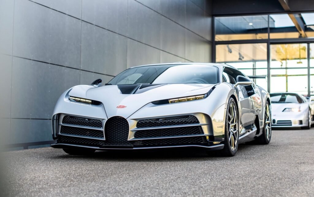 El Bugatti Centodieci es una obra maestra de la ingeniería y el diseño automotriz, creado para rendir homenaje al legendario Bugatti EB110 de la década de 1990.