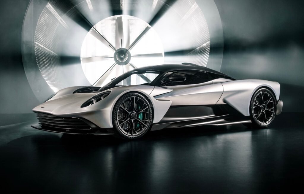El Aston Martin Valhalla es un superdeportivo híbrido que representa la combinación perfecta entre elegancia británica y tecnología de vanguardia.