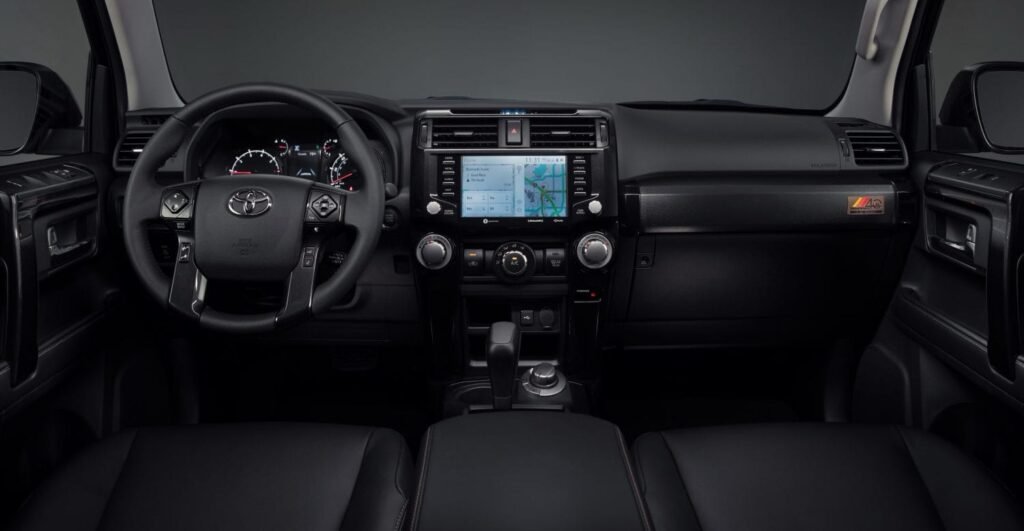 El interior del Toyota 4Runner 2023 destaca por su tablero moderno, confort premium y tecnología avanzada que hacen cada viaje más seguro y agradable.