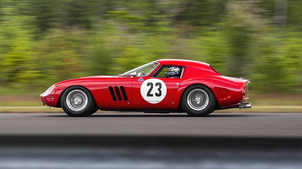 El Ferrari 250 GTO era capaz de acelerar de 0 a 100 km/h (62 mph) en 5,8 segundos y de alcanzar una velocidad máxima de 280 km/h (174 mph).