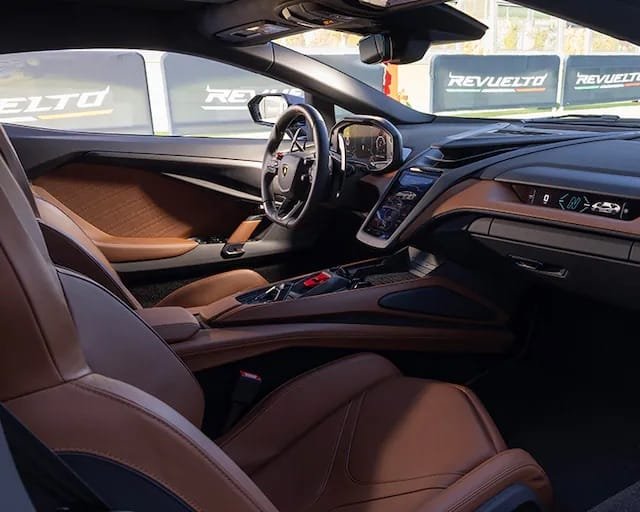 Lamborghini Revuelto habitáculo 2024