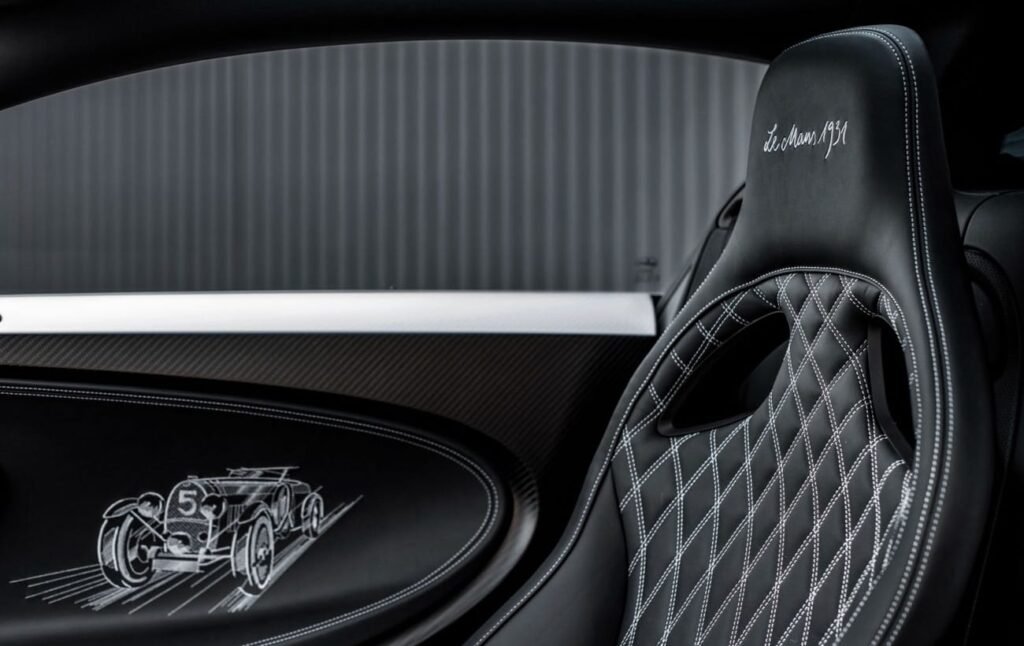 VALLTRO: Los asientos del Bugatti Chiron Super Sport "Hommage T50S" son un elaborado trabajo artesanal igual que las puertas con su grabado del Bugatti Type 50S | EUROPA COCHE