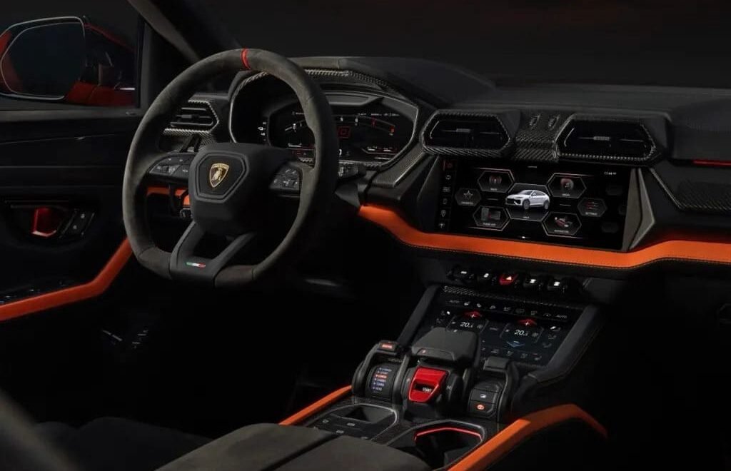 Descubre la tecnología interior del Lamborghini Urus SE 2025: instrumentos digitales, sistema multimedia de última generación y mandos intuitivos que combinan lujo, conectividad y control total. Conócelo en Europacoche.com.