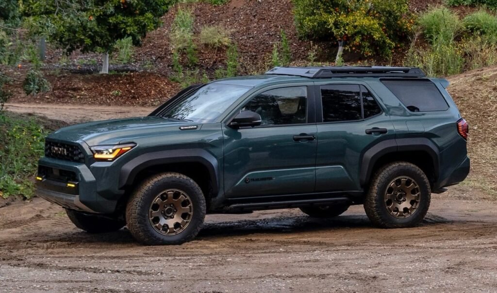 "El Toyota 4Runner 2025 estará disponible próximamente con precios competitivos y versiones que incluyen la motorización híbrida i-FORCE MAX, reafirmando su legado como uno de los SUV más deseados del mercado."