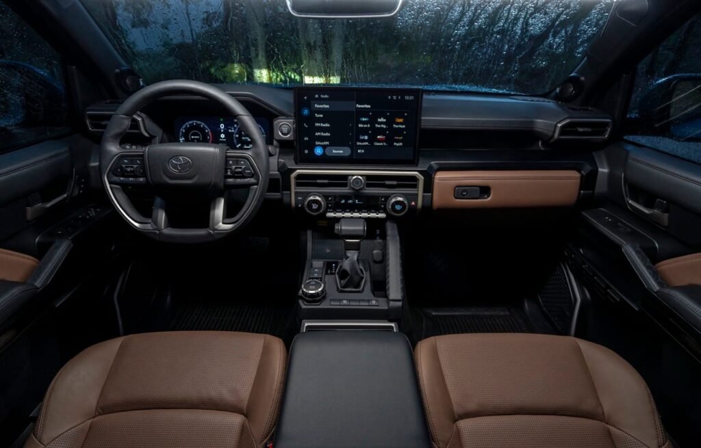 "El habitáculo del Toyota 4Runner 2025 ofrece comodidad y tecnología, con un tablero rediseñado que integra pantalla multimedia, controles ergonómicos y un diseño pensado para todos los ocupantes."