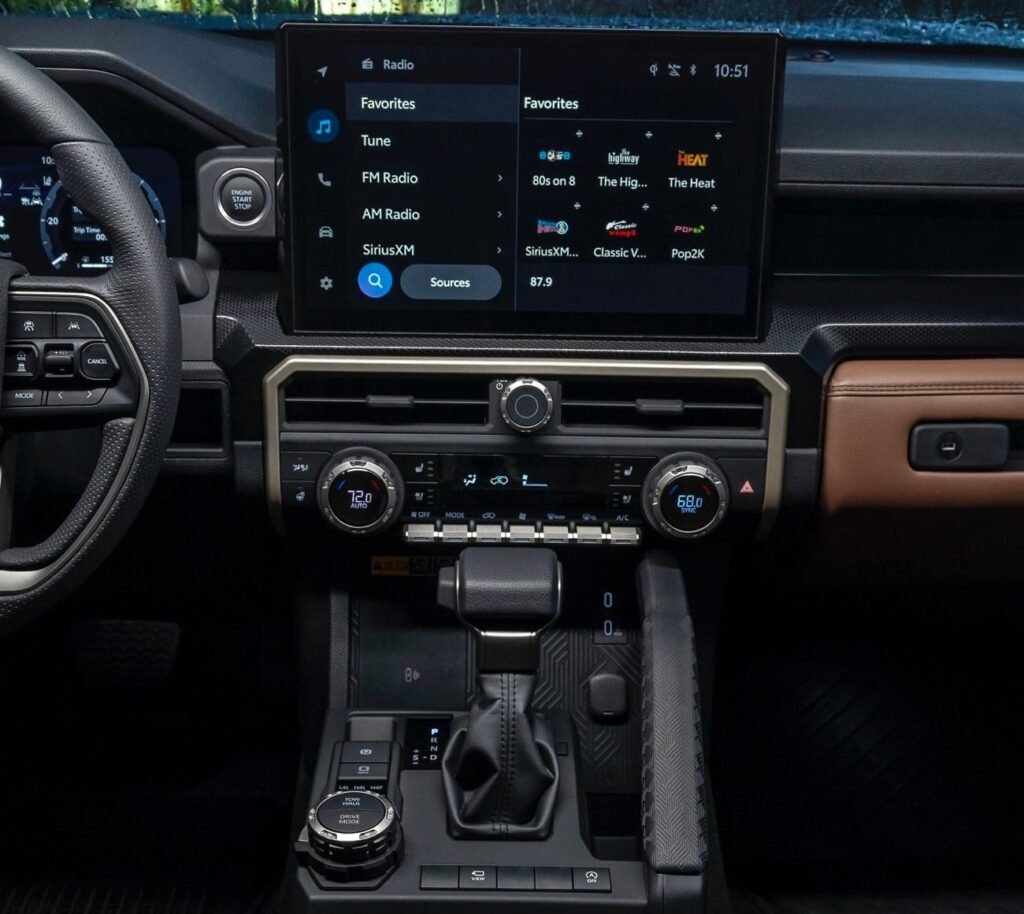 "El interior del Toyota 4Runner 2025 destaca por su nuevo panel central y una pantalla más grande e intuitiva, diseñada para mejorar la experiencia de conducción con la máxima tecnología y conectividad."