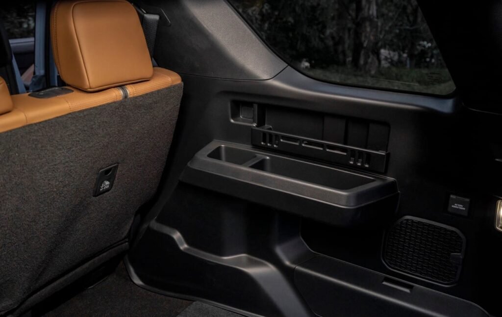 "Los reposabrazos traseros del Toyota 4Runner 2025, ubicados en la tercera fila, mejoran la ergonomía y el confort de los pasajeros, ofreciendo funcionalidad incluso en viajes con máxima ocupación."