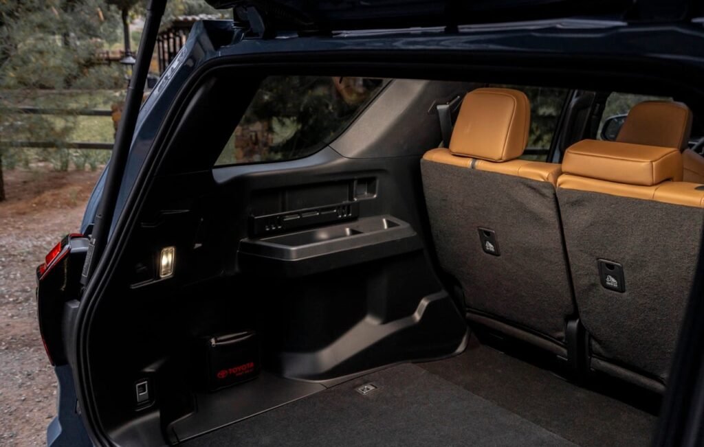 "Con un maletero versátil y de gran capacidad, el Toyota 4Runner 2025 permite llevar todo lo necesario para aventuras urbanas o todoterreno, combinando espacio y practicidad en cada viaje."