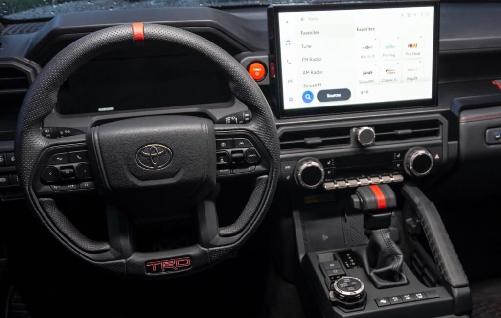 "El 4Runner TRD Pro 2025 integra un volante exclusivo con acabados deportivos y un panel de instrumentos digital que ofrece información clara y avanzada para un control total dentro y fuera del asfalto."