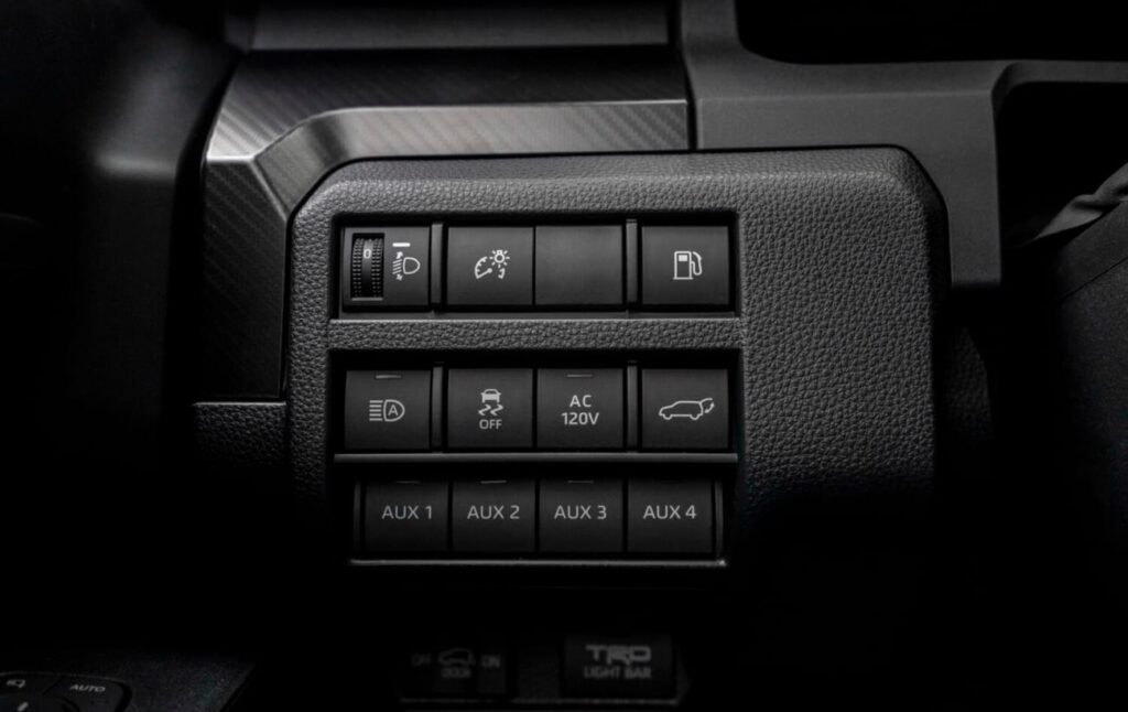 "El Toyota 4Runner 2025 ofrece un panel de instrumentos lateral al volante con botones estratégicamente ubicados, permitiendo controlar funciones esenciales de manera ergonómica y segura durante la conducción."