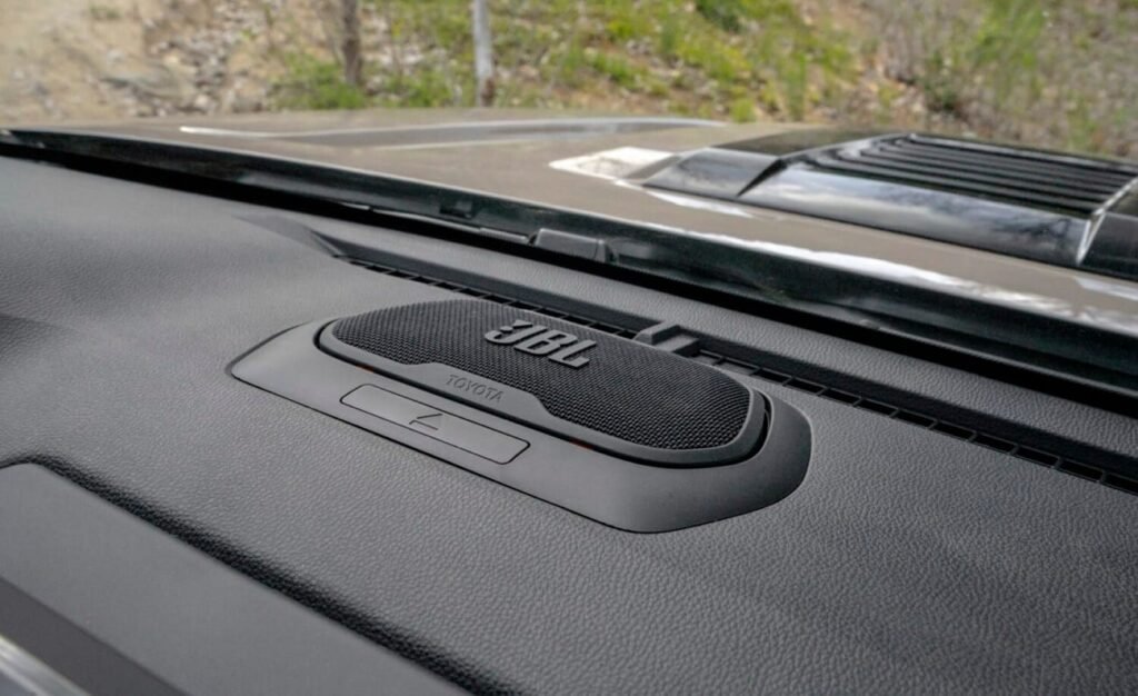 "El Toyota 4Runner 2025 eleva la experiencia de conducción con el sistema de sonido JBL integrado en el salpicadero, combinando potencia, claridad y conectividad para todos los pasajeros."