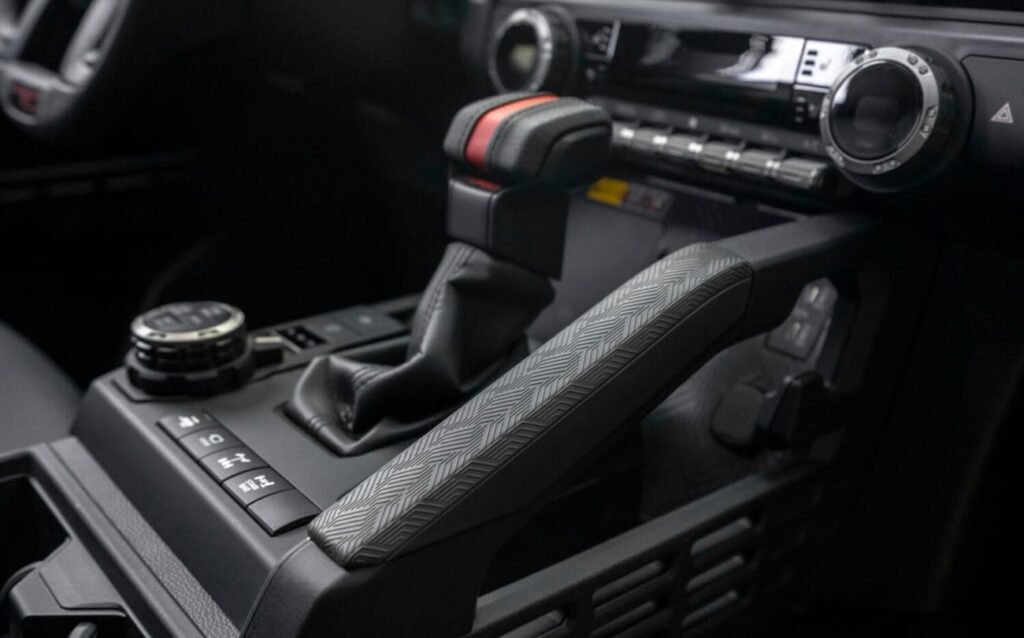 "El Toyota 4Runner TRD Pro 2025 combina una palanca de cambios de diseño deportivo con múltiples opciones de conducción todoterreno, ofreciendo control total y adaptabilidad en cualquier aventura fuera de la carretera."