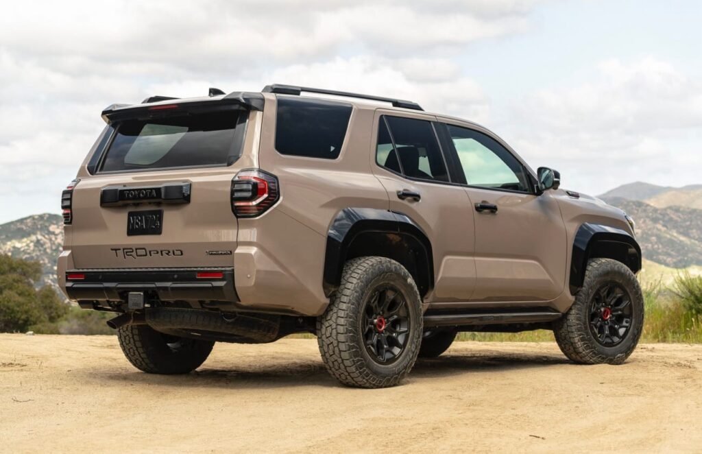"Con su exterior TRD Pro, el Toyota 4Runner 2025 combina estilo y funcionalidad todoterreno, incluyendo paragolpes reforzados, luces LED de alto rendimiento y neumáticos diseñados para cualquier terreno."