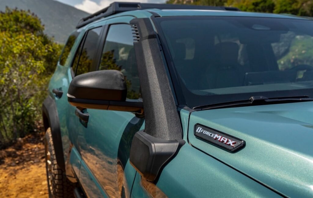 "El emblema delantero del Toyota 4Runner i-FORCE MAX 2025 refleja su tecnología híbrida avanzada y su carácter todoterreno, combinando estilo, sostenibilidad y potencia."