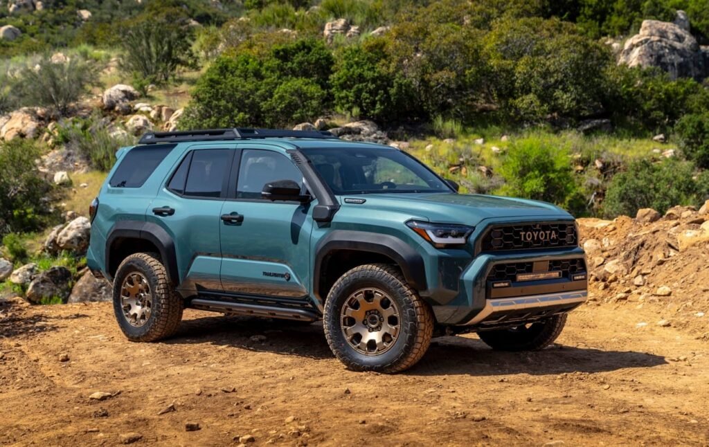 "Con un estilo actualizado, más fuerza y tecnología de última generación, el Toyota 4Runner 2025 llega para mantener vivo su espíritu aventurero y conquistar tanto la ciudad como los caminos más exigentes."