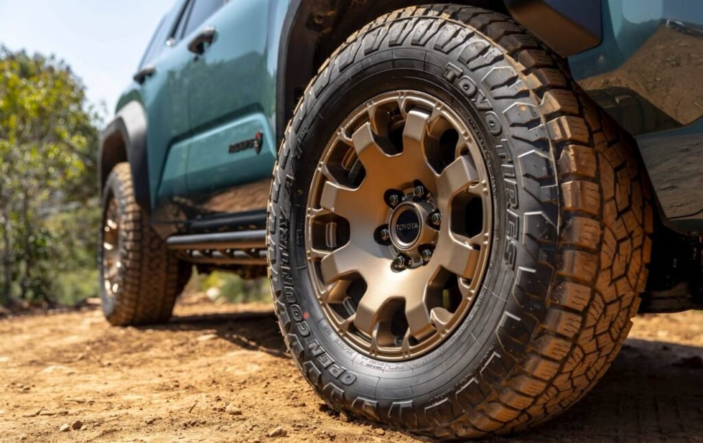 "Las llantas y neumáticos del Toyota 4Runner i-FORCE MAX 2025 combinan diseño robusto y rendimiento eficiente, ideales para conducir tanto en ciudad como en terrenos exigentes."