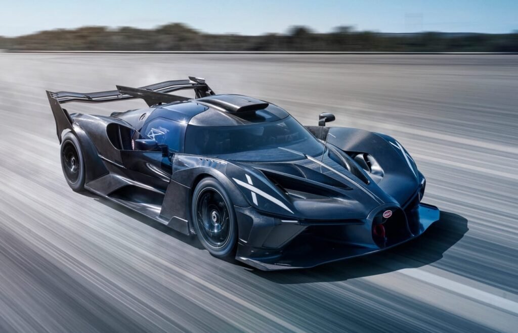 El Bugatti Bolide acelera en pista, mostrando un exterior diseñado para cortar el viento y alcanzar el máximo rendimiento en cada curva.