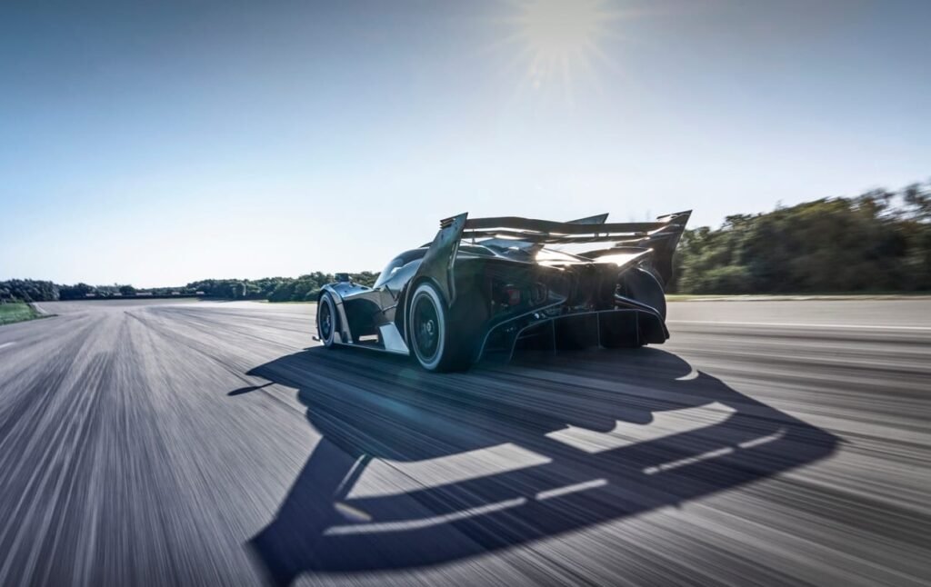 En pista, el Bugatti Bolide muestra su verdadera esencia: un hipercoche creado para superar los límites y ofrecer una experiencia de conducción única.