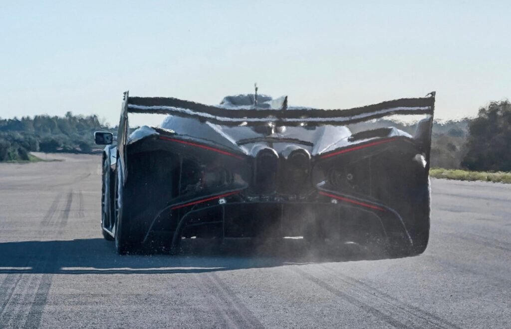 El alerón, los escapes y el motor del Bugatti Bolide destacan su capacidad de aceleración, control y sonido característico, mostrando la perfección técnica de un hipercoche de pista.