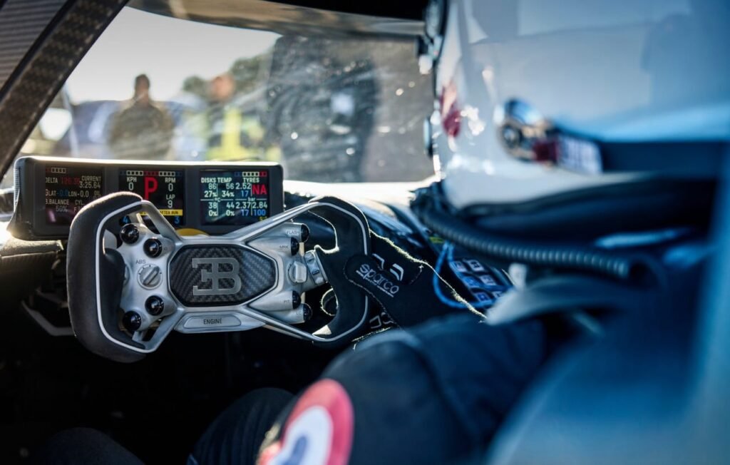 Extracto (para la foto destacada):
El habitáculo del Bugatti Bolide, con un volante inspirado en la competición, refleja precisión, ligereza y un enfoque absoluto en el rendimiento.