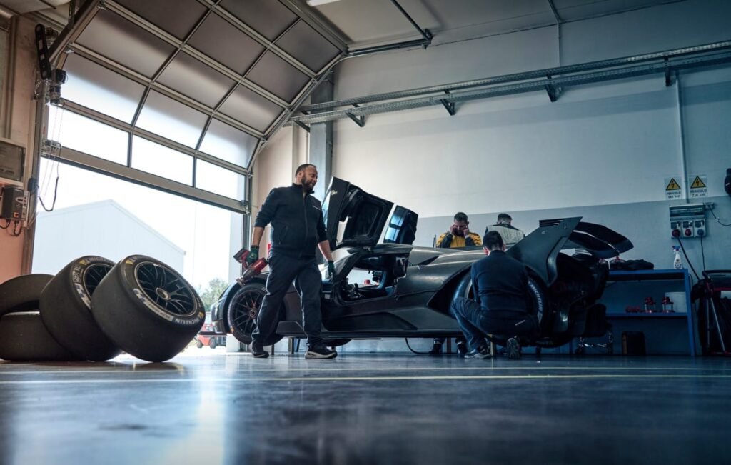 El Bugatti Bolide en boxes muestra la dedicación y precisión necesarias para que cada carrera en pista sea perfecta, combinando ingeniería avanzada y atención al detalle.