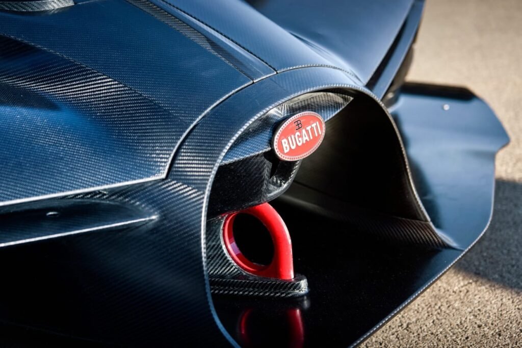 El emblema y la parrilla del Bugatti Bolide destacan su identidad única, combinando diseño icónico con funcionalidad aerodinámica y un toque de exclusividad.