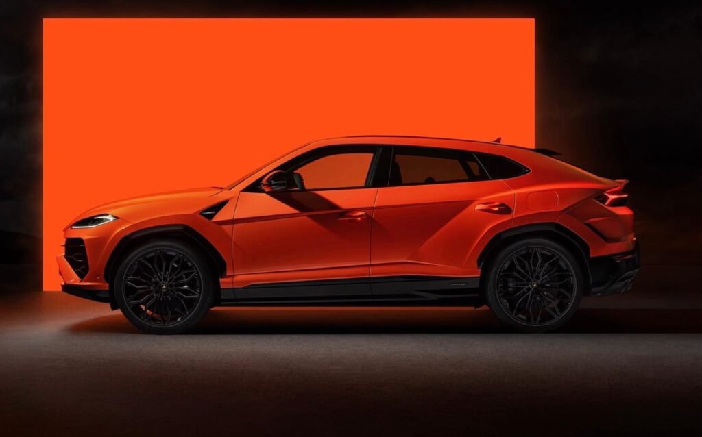 Descubre el exterior del Lamborghini Urus SE 2025: diseño agresivo, líneas deportivas y detalles exclusivos que redefinen el SUV de lujo. Conoce todos sus acabados en Europacoche.com.