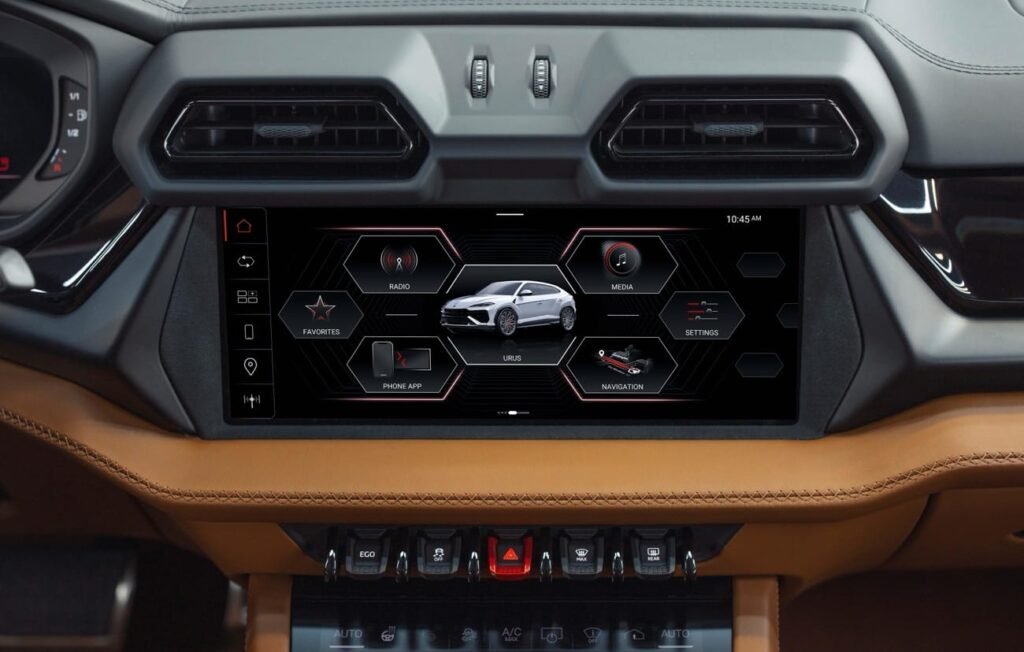 Explora la pantalla y el sistema multimedia del Lamborghini Urus SE 2025: tecnología de última generación, conectividad total y control intuitivo para una experiencia de conducción premium. Descúbrelo en Europacoche.com.