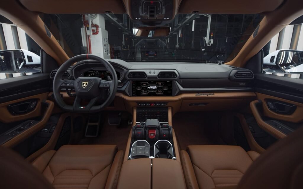 Descubre el interior del Lamborghini Urus SE 2025: tablero digital de alta tecnología, acabados de lujo y diseño ergonómico que combina confort y deportividad. Conócelo en Europacoche.com.