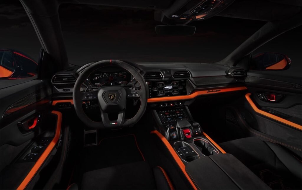 Explora el tablero del Lamborghini Urus SE 2025: diseño futurista, pantalla digital avanzada y controles intuitivos que elevan la experiencia de conducción al máximo. Descúbrelo en Europacoche.com.
