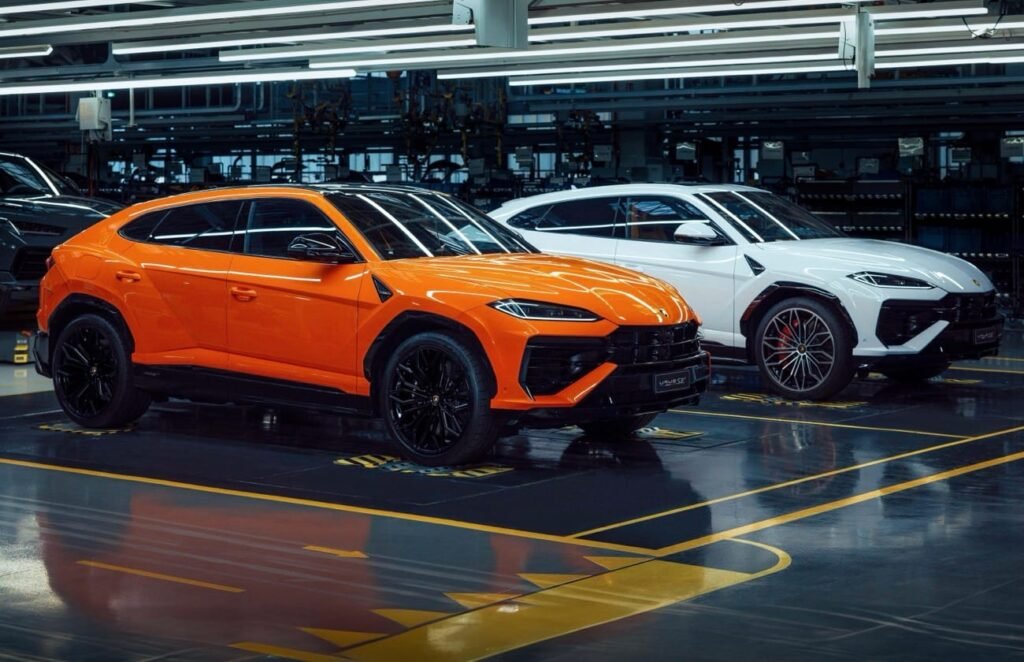 Descubre las exclusivas versiones Naranja y Blanco Performance del Lamborghini Urus SE 2025: colores vibrantes, detalles deportivos y acabados premium que realzan su presencia. Conócelo en Europacoche.com.