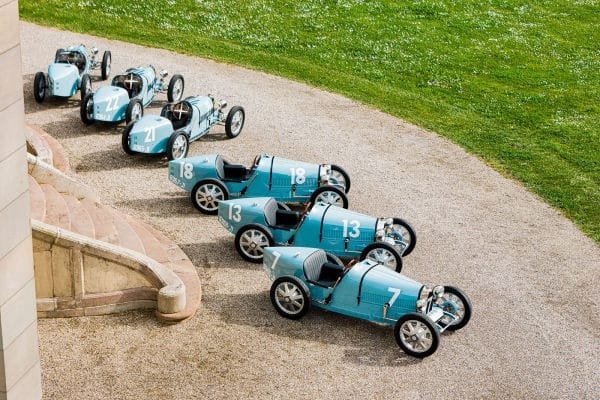 Las seis ediciones del centenario Baby II Type 35 cuentan con un cuerpo de aluminio y están terminadas con el magnífico color Bleu de Lyon, que recuerda al Type 35 original.