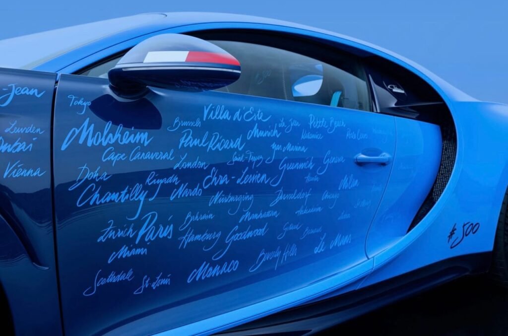 Puerta grabada con las firmas en el Bugatti Chiron'L'Ultime' | EUROPA COCHE