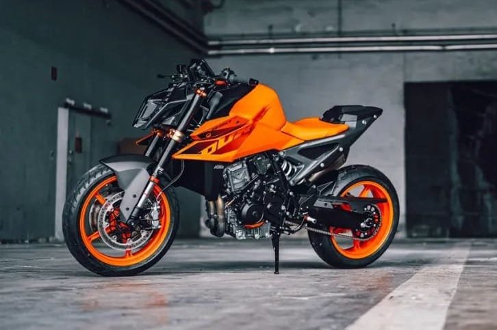 La KTM 990 DUKE 2024 Acierta en el Blanco con Precisión en la gama Naked de la marca.