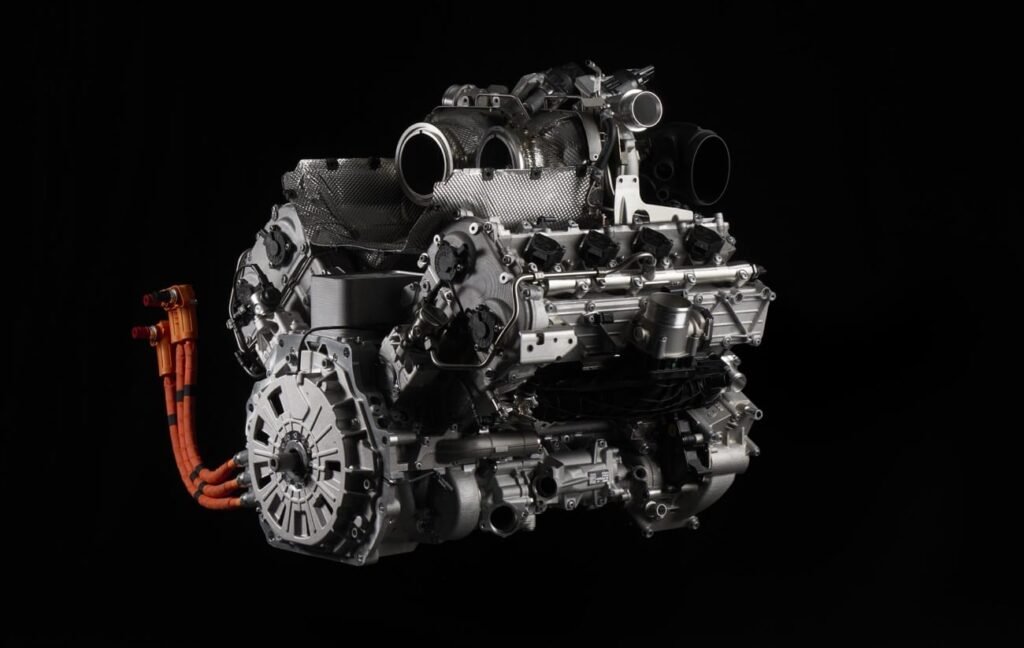 El Lamborghini 634 combina un motor V8 biturbo híbrido, tres motores eléctricos y transmisión de doble embrague de 8 velocidades, alcanzando más de 900 CV. Conoce su diseño y rendimiento.