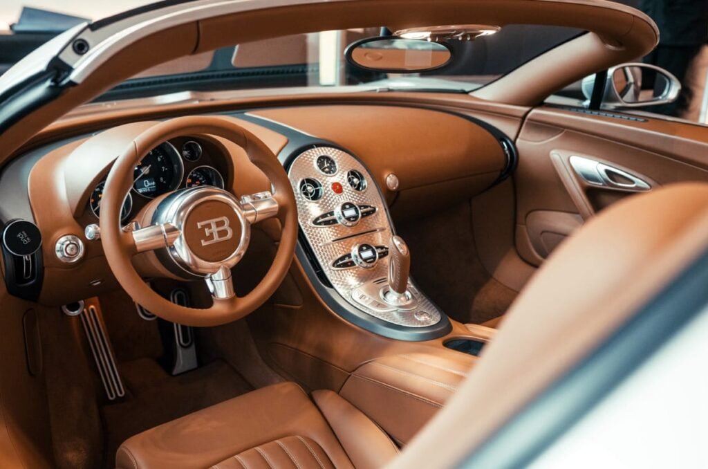 ¿Qué hace único al Bugatti Veyron? Descubre su ingeniería avanzada, diseño impresionante y cifras récord de velocidad en Europacoche.com, tu referencia en noticias del motor.