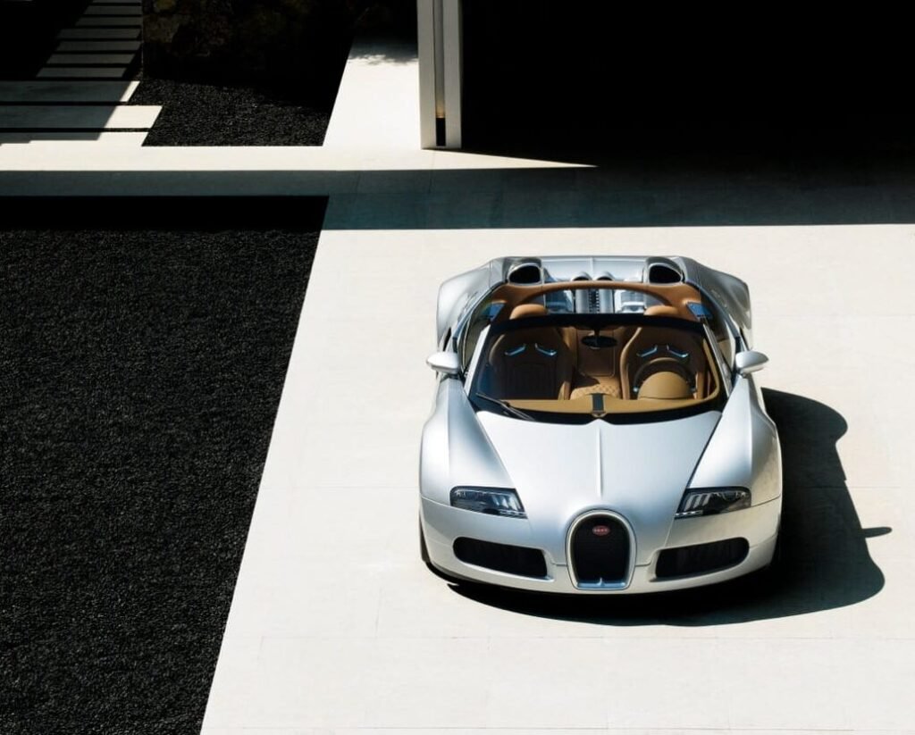Bugatti Veyron, el hypercar de récord mundial: potencia, lujo y exclusividad. Descubre sus secretos y novedades en Europacoche.com, tu medio especializado en coches de alta gama.