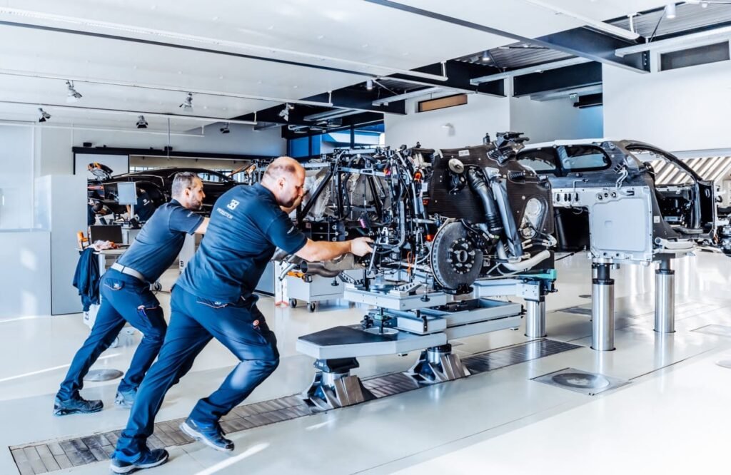 Ensamblaje Motor W16 de 8.0 litros de Bugatti de 1500 CV | EUROPA