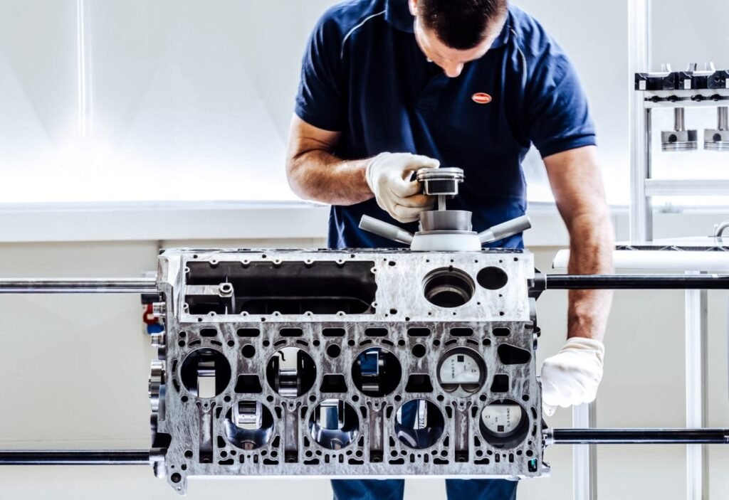 Montaje del Motor W16 de 8.0 litros de Bugatti de 1500 CV | EUROPA COCHE