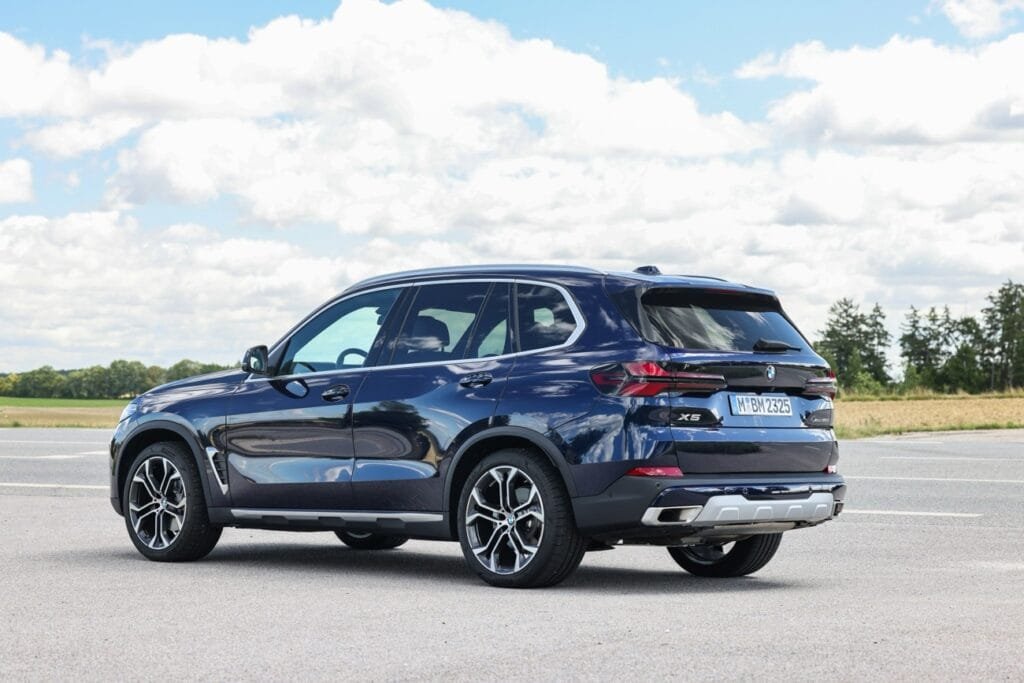 Gracias a sus motores avanzados, la nueva BMW X5 proporciona una experiencia de conducción dinámica y emocionante. Las versiones de mayor rendimiento pueden acelerar de 0 a 100 km/h en menos de 5 segundos, lo que demuestra su capacidad deportiva y ágil.