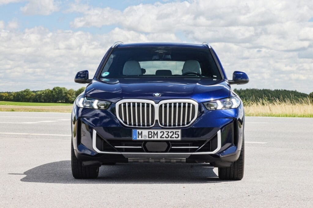 El diseño exterior de la nueva BMW X5 destaca por su robustez y elegancia. Los faros delanteros son más delgados y cuentan con unidades de LED adaptativos y luces de cruce sin deslumbramiento BMW Selective Beam.