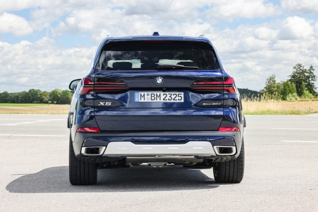 El chasis de la nueva BMW X5 ha sido optimizado para ofrecer una conducción cómoda y deportiva. Incluye suspensión adaptativa de serie