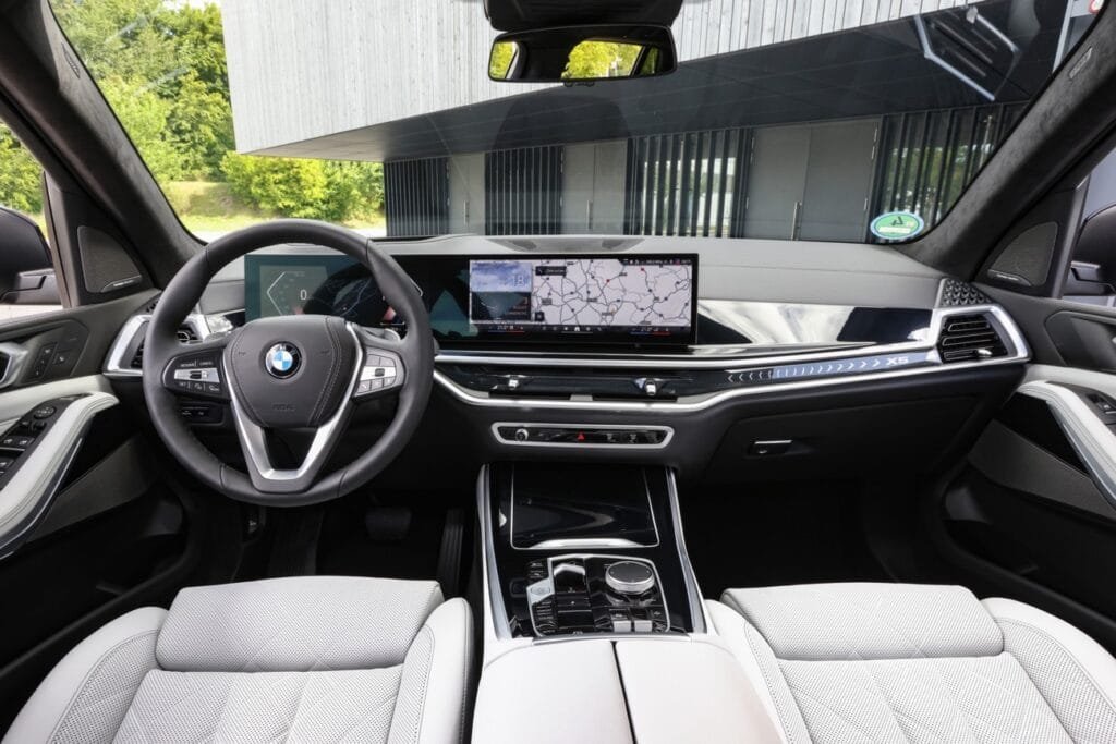 El interior de la nueva BMW X5 se ha modernizado con la incorporación del BMW Curved Display, que combina un panel de información de 12.3 pulgadas y una pantalla de control de 14.9 pulgadas en una sola superficie de vidrio.
