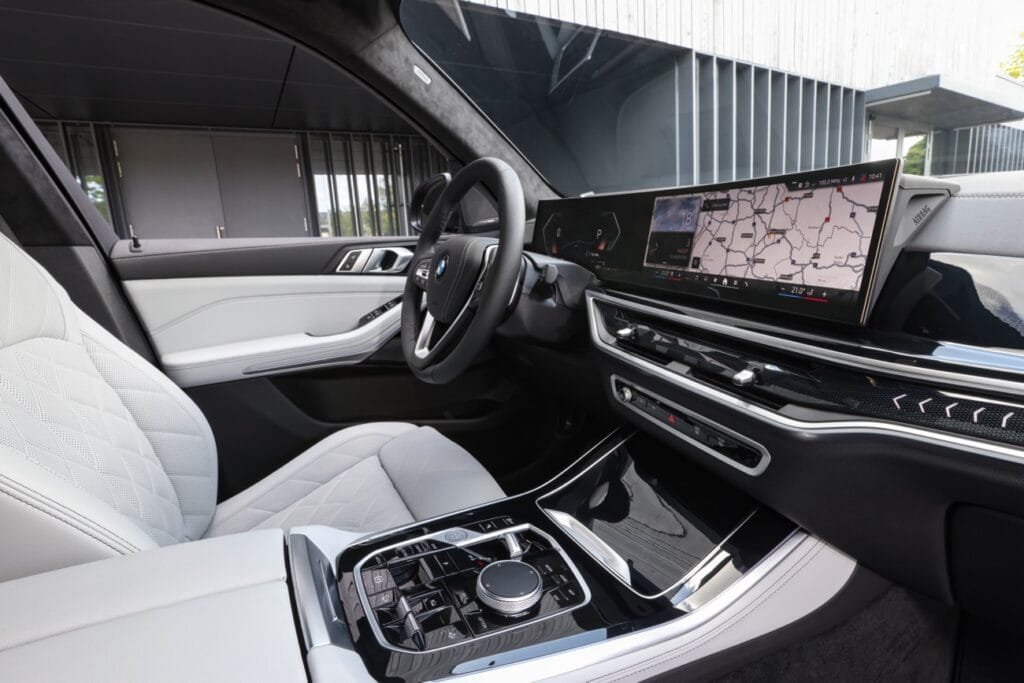 La nueva BMW X5 está equipada con el sistema operativo BMW 8 y la última generación del sistema iDrive, que incluye el BMW Curved Display y una serie de nuevos servicios digitales.