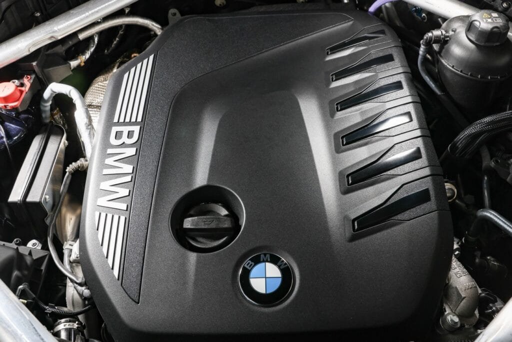 La nueva BMW X5 ofrece una gama de motores potentes y eficientes, todos ellos con tecnología híbrida suave de 48V. Entre las opciones se incluyen: