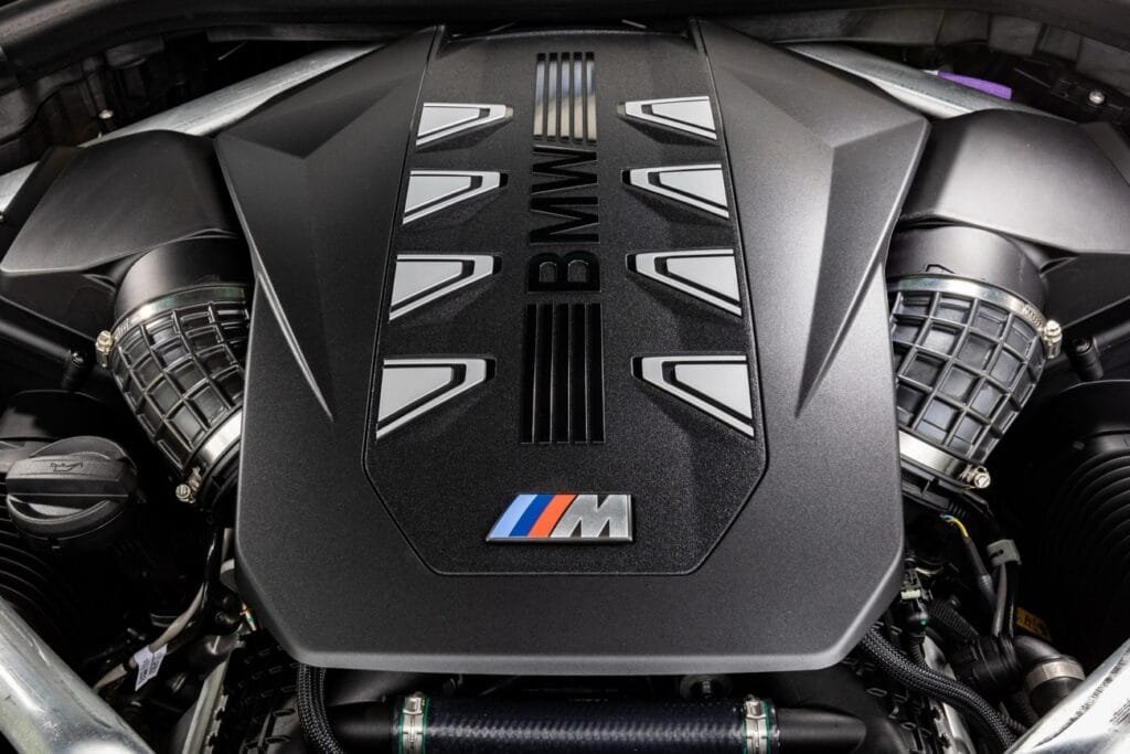 La nueva BMW X6 ofrece varias opciones de motorización, incluyendo motores de gasolina, diésel y una versión híbrida enchufable: V8 de 4.4 litros con tecnología M TwinPower Turbo. | EUROPACOCHE