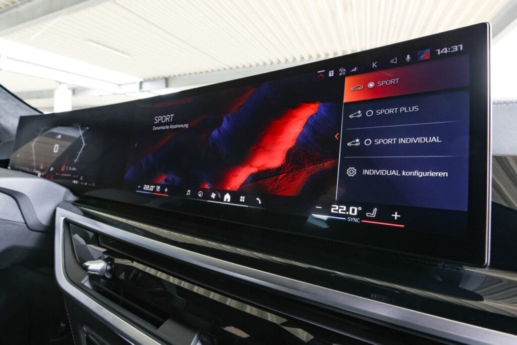 El sistema BMW Operating System 8 y la pantalla curva BMW Curved Display crean un ambiente moderno y avanzado. | EUROPACOCHE