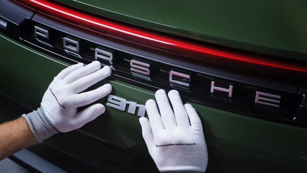 Emblema 911 del nuevo Porsche 911 Cuarenta Edition | EUROPACOCHE