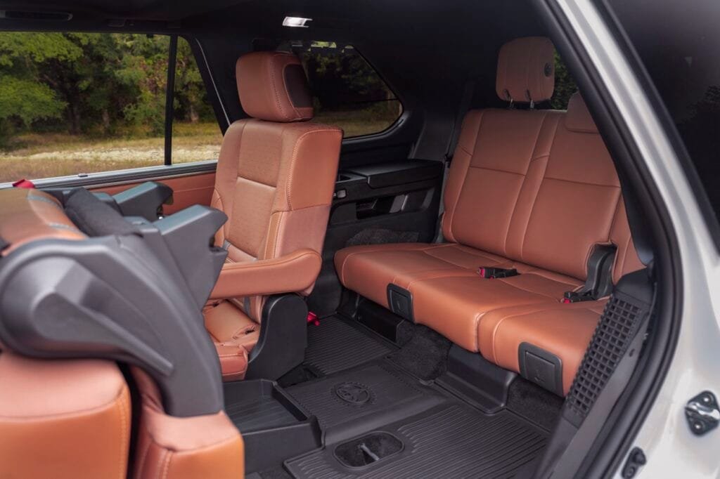 Habitáculo asientos traseros Toyota Sequoia 2025 | EUROPACOCHE